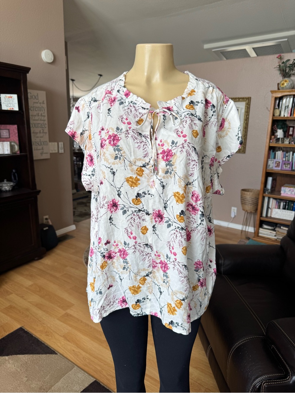 Buffalo David Bitton white floral V-neck that ties blouse-size XL
